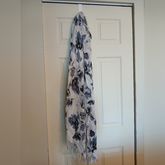 🤯2/$15 White and Grey Blue Floral Scarf - Picture 12 of 12